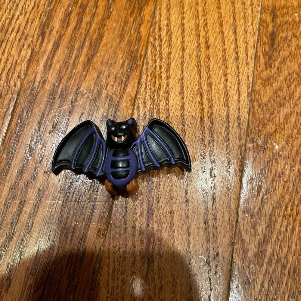 Halloween Pins,Vintage - Black Bat With Purple - Picture 2 of 8